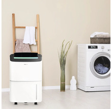 Waschraum mit Luftentfeuchter, Wäscheständer und Waschmaschine zur Wäschepflege