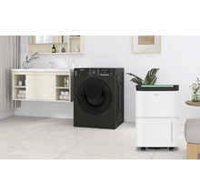 Eine Waschküche mit einer Samsung Waschmaschine und einem Luftentfeuchter.