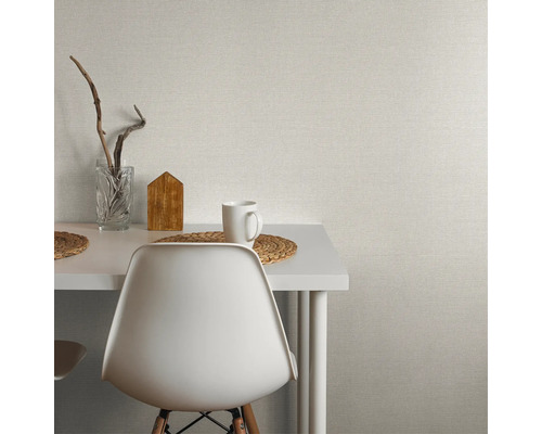 Szene mit Esstisch, Stuhl und Textiltapete