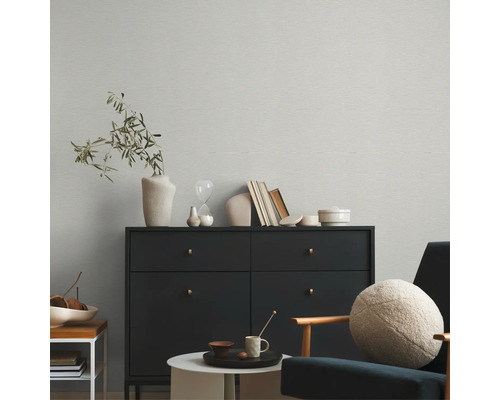 Wohnzimmer mit Kommode, Dekorationen und Sessel