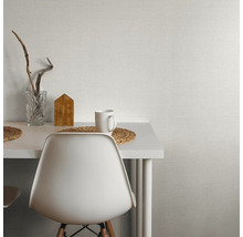 Szene mit Tisch, Stuhl, Tasse, Vase mit Ästen und Tapete