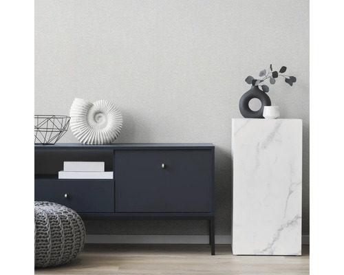 Wohnzimmer mit Kommode, Marmorsockel und dekorativen Elementen für ein stilvolles Interieur