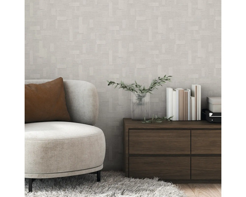 Szene mit Sessel, Kommode, Büchern und gemusterter Tapete