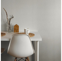Szene mit Tisch, Stuhl, Tasse und Dekoration