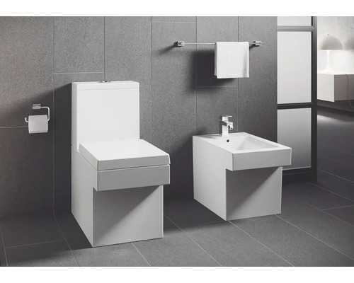 Modernes Badezimmer mit Toilette und Bidet vor gefliester Wand