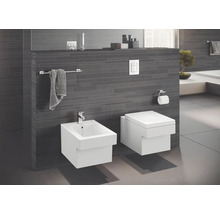 Modernes Badezimmer mit Bidet und Hänge-WC vor gefliester Wand