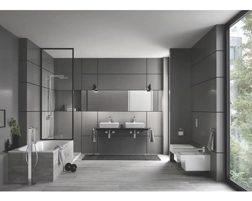 Modernes Badezimmer mit Badewanne, Dusche, Doppelwaschtisch und Toilette.