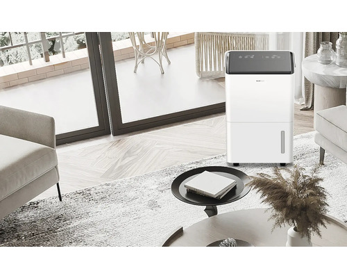 Luftentfeuchter in einem modern eingerichteten Wohnzimmer