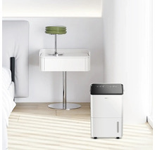 Raumszene mit weißem Luftentfeuchter neben Nachttisch