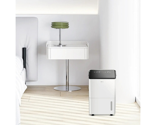 Raumszene mit weißem Luftentfeuchter neben Nachttisch