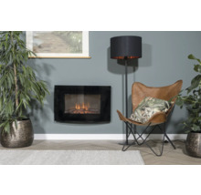 Wohnzimmer mit Elektrokamin, Stehlampe, Sessel und Zimmerpflanzen für eine gemütliche Atmosphäre