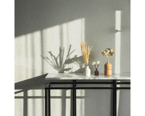 Szene mit gemusterter Tapete und Dekoration auf einem Tisch