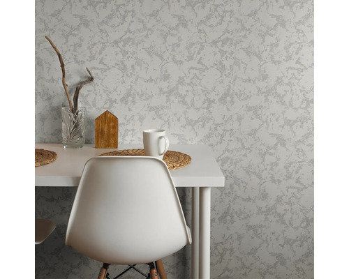 Wohnraum mit Mustertapete, Tisch und Stuhl