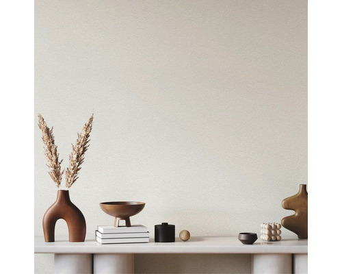 Dekorative Gegenstände auf einem Regal