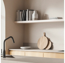Küchenszene mit Spüle, Wasserhahn, Geschirr, Schneidebrettern und Regalen