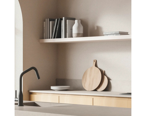 Küchenszene mit Spüle, Wasserhahn, Geschirr, Schneidebrettern und Regalen