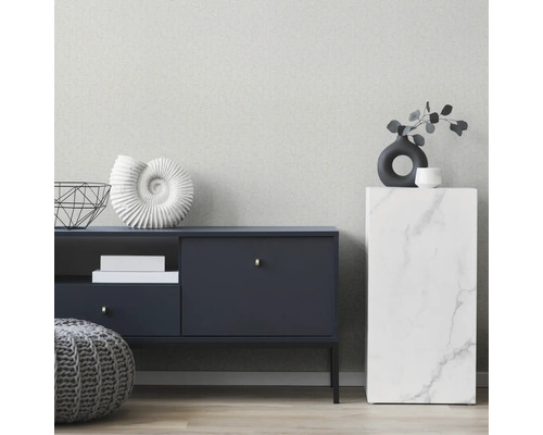 Wohnzimmer mit Kommode und Dekorationen