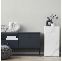 Wohnzimmer-Szene mit Sideboard, Dekoration und Hocker