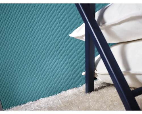 Detailansicht von blauer Wand, Teppich und Stuhl