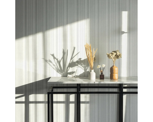 Dekorative Elemente auf einem Tisch vor einer gestreiften Wand