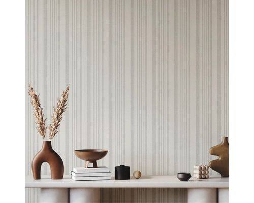 Innenraum mit gestreifter Tapete und Dekorationen auf einem Regal