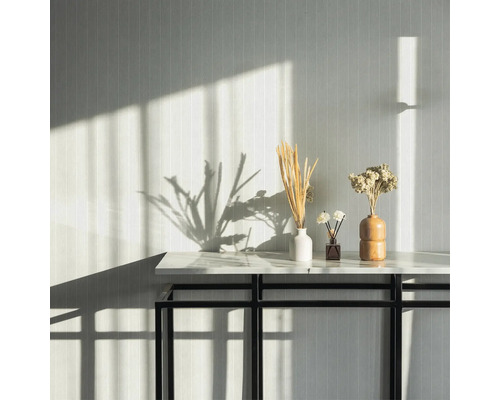 Dekorative getrocknete Blumen in Vasen auf einem Tisch