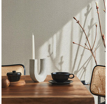 Esstisch mit Kerzenständer, Teetasse und Stühlen im Esszimmer