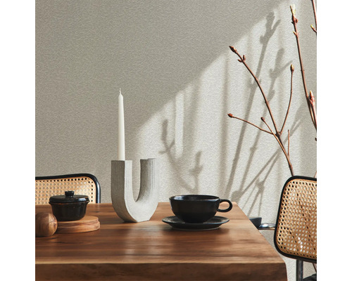 Esstisch mit Kerzenständer, Teetasse und Stühlen im Esszimmer