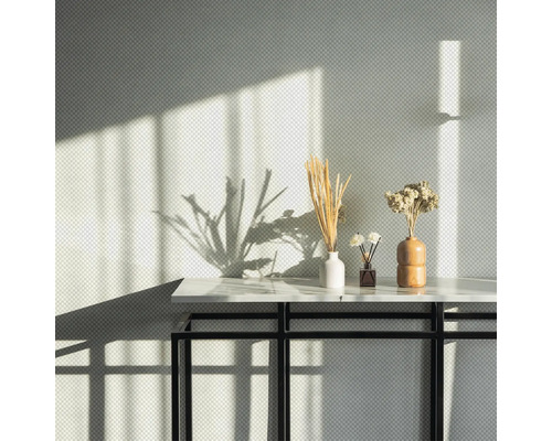 Dekorative Anordnung von getrockneten Blumen und Gräsern auf einem Tisch mit schwarzem Metallgestell