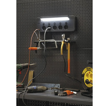 Werkstattwand mit Werkzeugen, Steckdosenleiste und Lampe für Heimwerkerbedarf