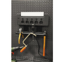 Werkzeugwand mit Steckdosenleiste und Werkzeugen