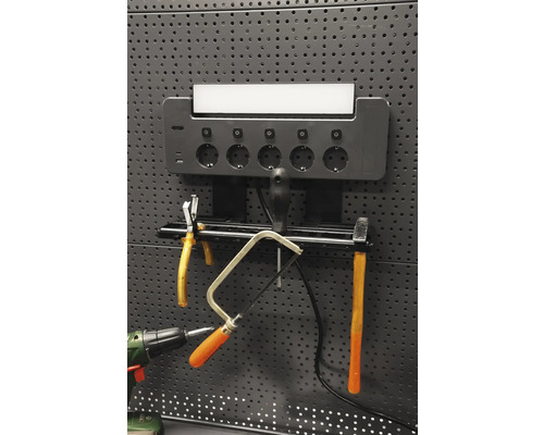 Werkzeugwand mit Steckdosenleiste und Werkzeugen