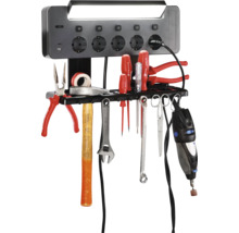 Werkzeugwand mit Steckdosenleiste und verschiedenen Werkzeugen