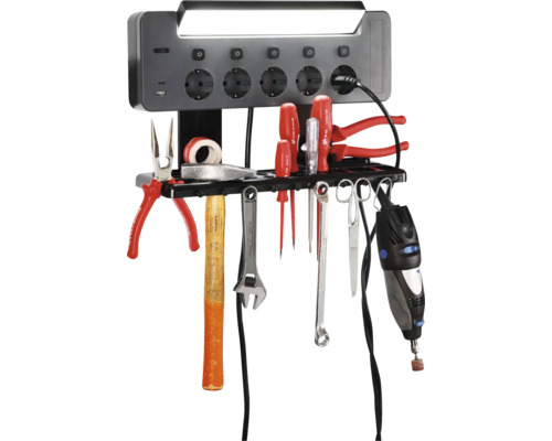 Werkzeugwand mit Steckdosenleiste und verschiedenen Werkzeugen