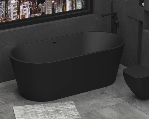 Freistehende Badewanne und Toilette in einem modernen Badezimmer mit Fenster und Stadtblick.