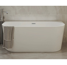 Freistehende Badewanne mit Handtuchhalter im Badezimmer.