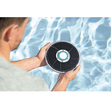 Person hält Solarpanel für Pools vor dem Hintergrund von Poolwasser
