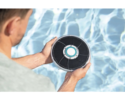 Person hält Solarpanel für Pools vor dem Hintergrund von Poolwasser
