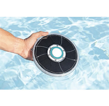 Hand hält Solar-Poolreiniger über Wasser