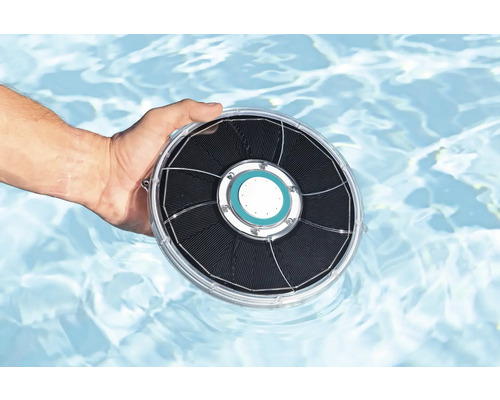 Hand hält Solar-Poolreiniger über Wasser