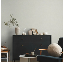 Wohnzimmer mit Kommode, Dekoration und Sessel
