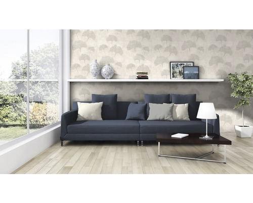 Wohnzimmer mit Sofa, Tisch und dekorativer Tapete