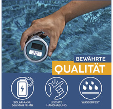 Ein Solar Poolthermometer wird ins Wasser gehalten. Das Thermometer hat eine Solarzelle und einen Akku.