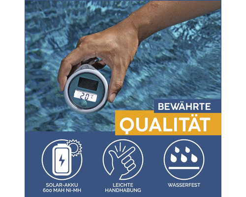 Ein Solar Poolthermometer wird ins Wasser gehalten. Das Thermometer hat eine Solarzelle und einen Akku.