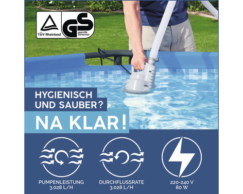 Person reinigt Pool mit Poolreiniger, TÜV Rheinland Siegel, AGS Siegel
