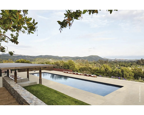 Landschaftsansicht mit Schwimmbad, Liegestühlen und Pavillon