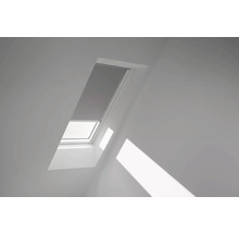 Dachfenster mit Rollo in einem hellen Raum.