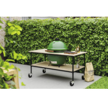 Grüner Grill auf einem Tisch mit Rädern, Holzkohle Sack im Garten.