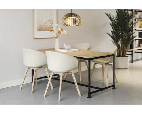 Esszimmer mit Esstisch, Stühlen und Hängeleuchte.