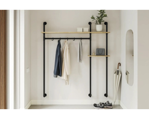 Garderobenständer mit Regalen, Kleiderbügeln, Jacken, Schal, Regenschirm, Schuhen und Dekorationsgegenständen in einem hellen Flur